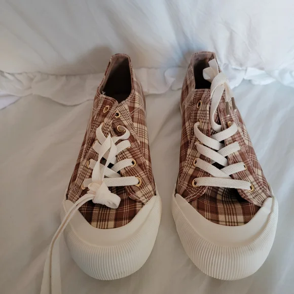 Arizona Jeans Plaid Canvas Sneakers - Picture 4 of 9